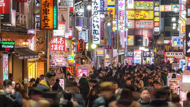 时光流逝:东京新宿歌舞伎町挤满了行人和游客视频下载