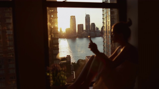 纽约靠窗的女人视频素材