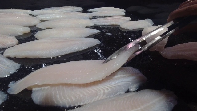 消费者在海鲜市场采摘Pangasius鱼视频下载