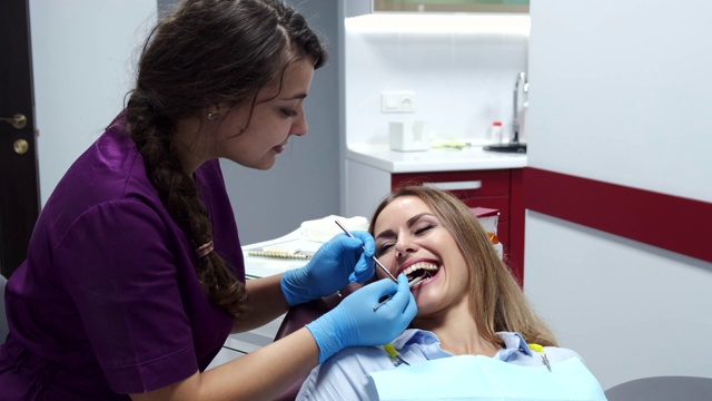 看牙医做年度清洁的妇女视频下载