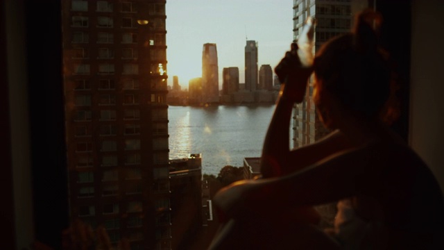 窗前欣赏纽约的女人视频素材