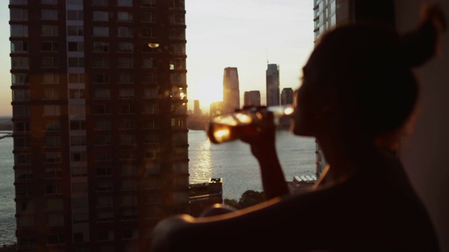 窗前欣赏纽约的女人视频素材