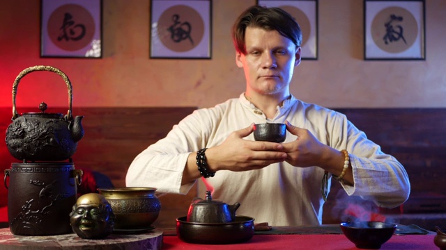 中国传统茶道放在茶桌上，近距离看，视频素材