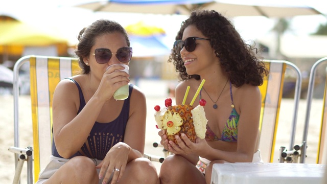 游客在热带海滩喝菠萝汁视频下载