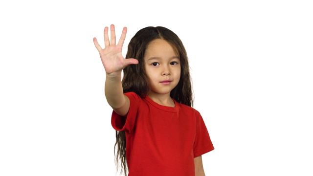 描绘一个在白色背景上数手指的小孩视频下载