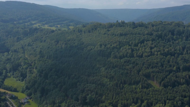 山脉和森林的鸟瞰图。视频下载
