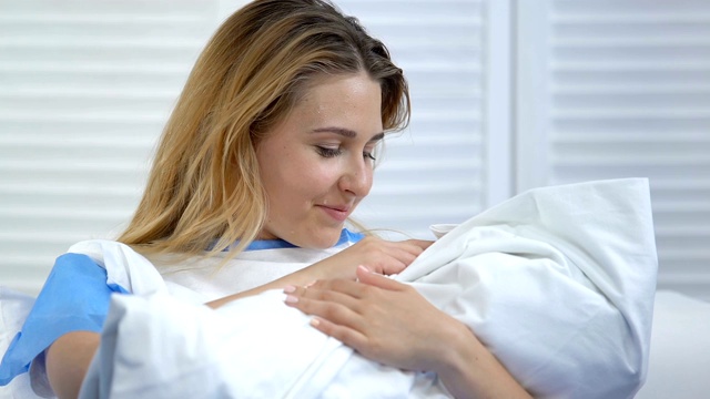 分娩护士将新生儿交给流汗的年轻母亲、产妇、分娩视频下载