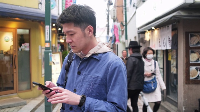 黄昏时分探索东京的年轻日本男游客视频素材