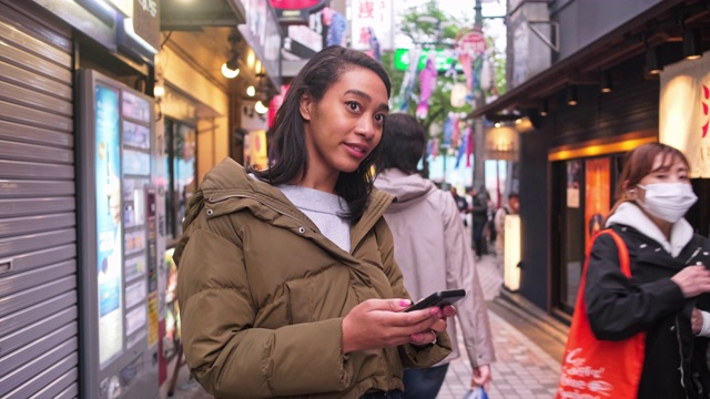 东京的年轻混血女性发短信视频素材