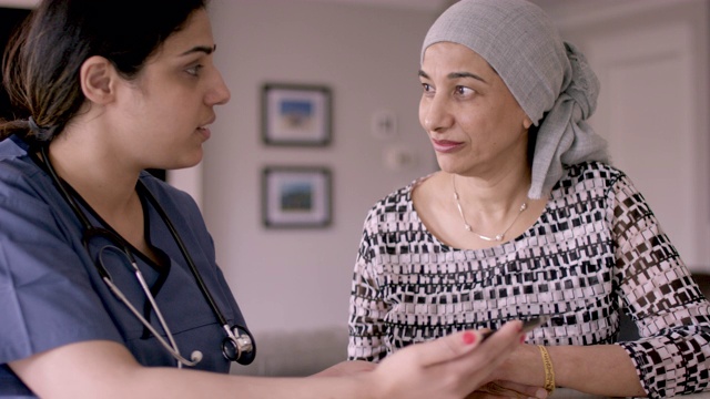 患有癌症的少数民族妇女与护士见面视频素材