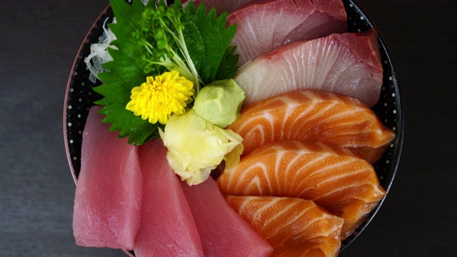 新鲜的鲑鱼、金枪鱼和油甘鱼配米饭(顿饭)视频素材