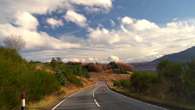 SLO MO秋季路，拍摄于英国苏格兰高地森林自驾游视频素材