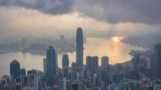 时间流逝:日出维多利亚港和香港现代城市商业区-香港城市的高楼大厦视频素材
