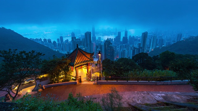 时间流逝:日出维多利亚港和香港现代城市商业区-香港城市的高楼大厦视频素材