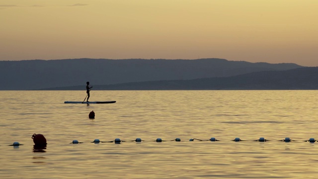 夏日日落，静海，站立划桨视频素材