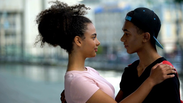 一对黑人青少年在户外约会时拥抱，爱的联系感情视频下载