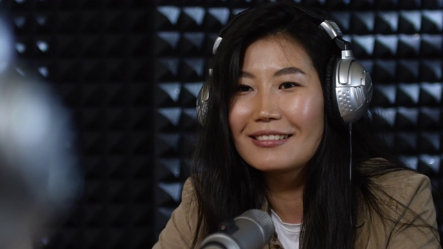 亚洲女人在广播节目上讲话视频素材
