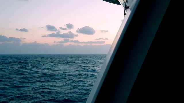 从船上看到的大海。海洋在日落时分。船尾的波浪。视频素材