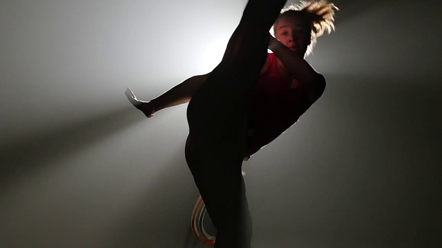 女强人在演播室聚光灯下练习卡泼卫拉舞视频下载