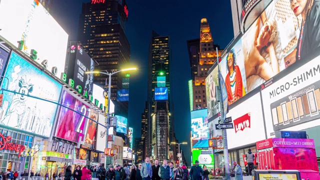 4K时间流逝的人群匿名游客步行和访问时代广场地区在黄昏时间，美国，纽约，美国，旅游和地标的商业概念视频素材