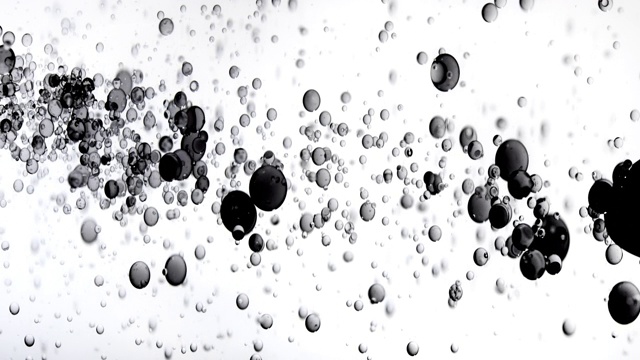 特写和慢动作的各种大小木炭色的气泡在水中跳跃，白色的背景视频素材