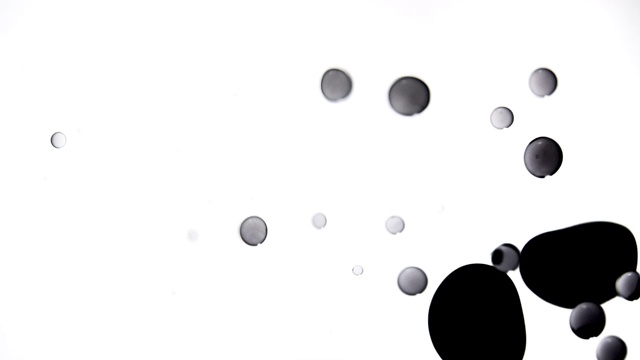 特写和慢动作的各种大小木炭色的气泡在水中跳跃，白色的背景视频下载