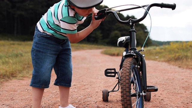 准备骑自行车的孩子视频素材