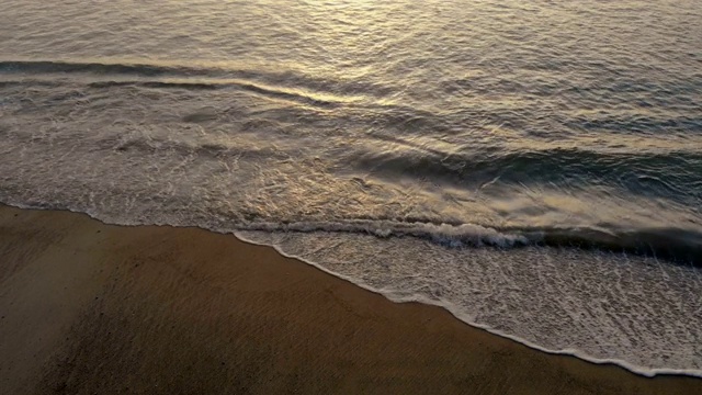 海洋无人机拍摄，日落，倾斜拍摄视频素材