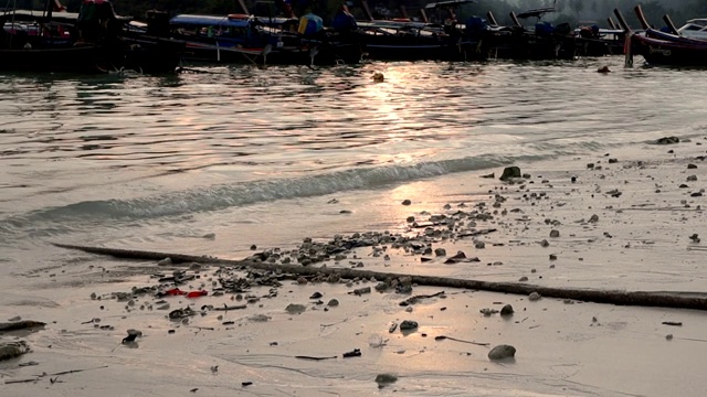 白色沙滩和长尾船，泰国日落视频素材