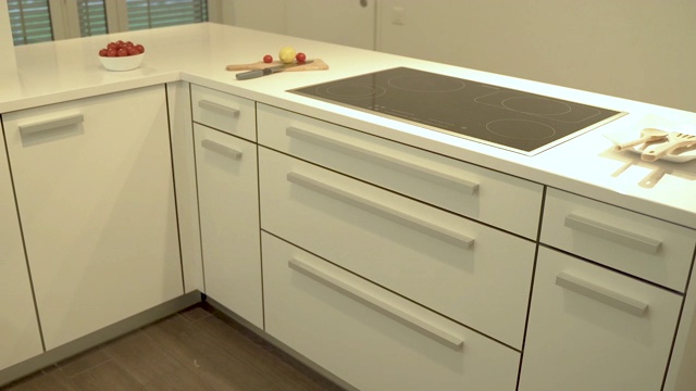 展望现代厨房设计的白色橱柜和石英台面视频下载