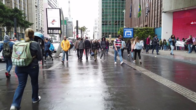 人们走在保利斯塔大街。视频下载