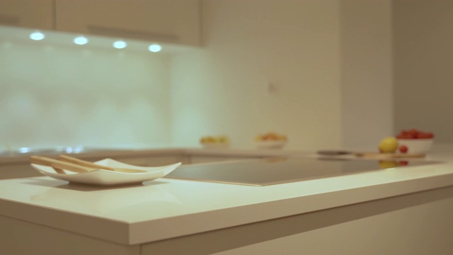 厨房花岗岩台面与白色橱柜设计现代风格视频素材