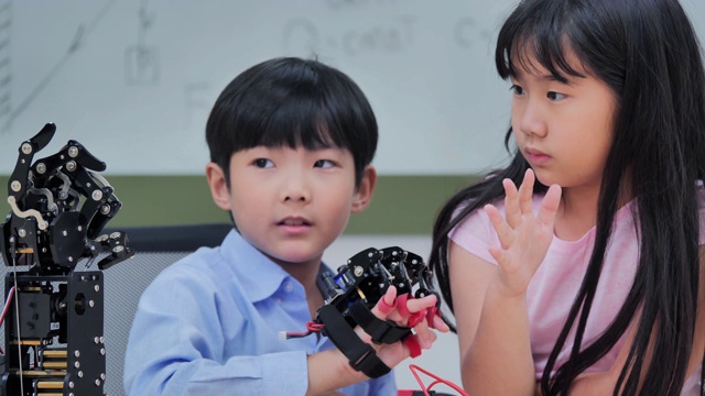 小组的孩子们为学校机器人俱乐部项目制作一个全功能可编程的机器人手臂。创意设计师在车间测试机器人原型。教育、技术、团队、科学、人本理念。教育的主题视频素材