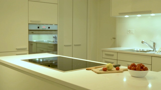 厨房设计采用现代白色橱柜和石英台面视频素材