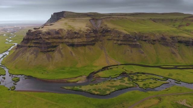 冰岛的台地山脉和河流景观视频素材