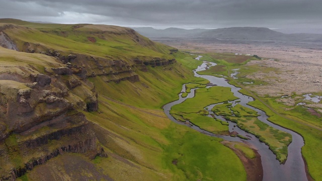 冰岛的台地山脉和河流景观视频素材