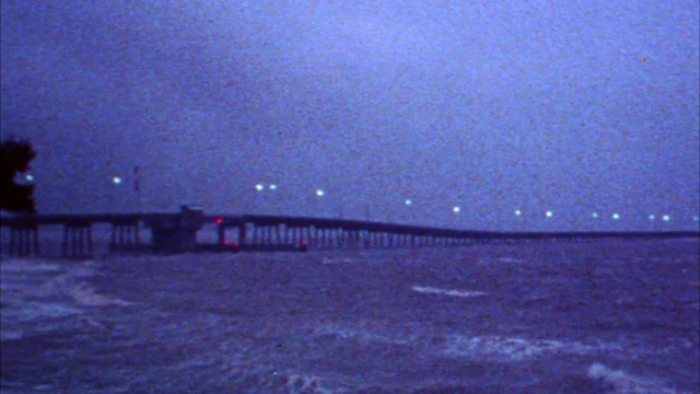 海浪冲击海岸线的大角度。BG的桥。风吹树枝。风暴。海洋。视频素材