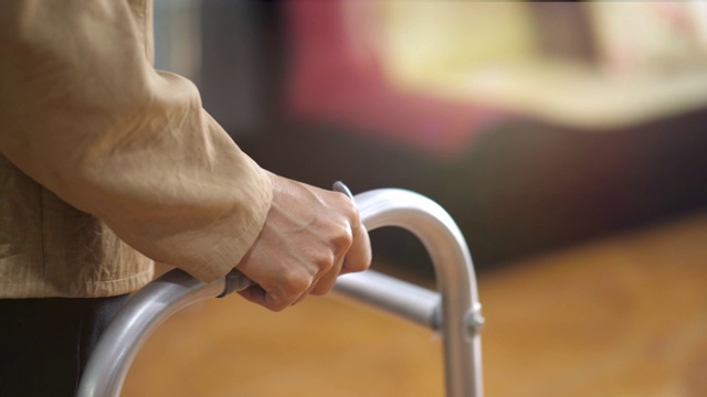 帮助老年妇女走路的护士视频素材