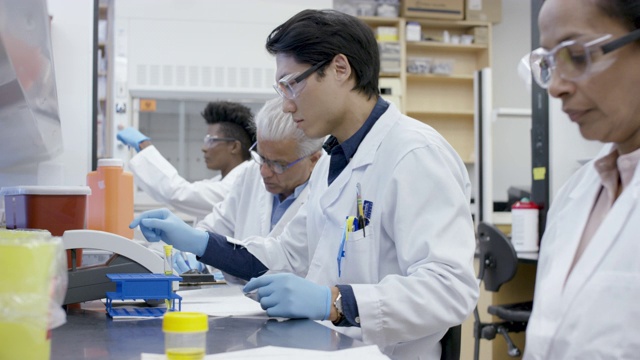 化验师在实验室分析液体样品溶液视频下载