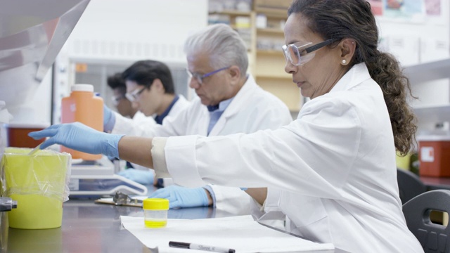 化验师在实验室分析液体样品溶液视频素材
