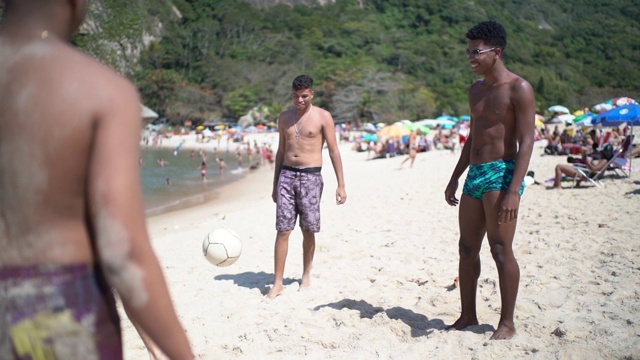 一群朋友在沙滩上踢足球视频下载