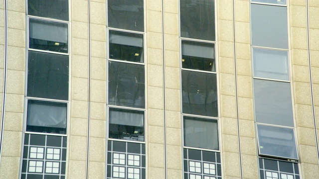 特写:以色列特拉维夫摩天大楼的窗户视频下载