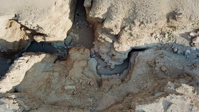 天线:死海附近的大岩石裂缝视频素材