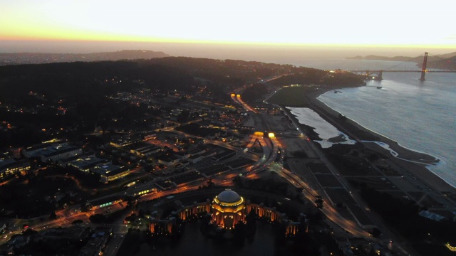 航拍:点亮旧金山美术宫，欣赏金门大桥——旧金山，加利福尼亚视频下载