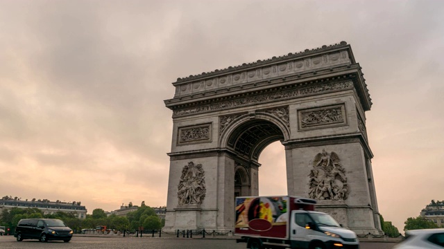 法国巴黎时间流逝4K，凯旋门和香榭丽舍大道的城市天际线时间流逝视频素材