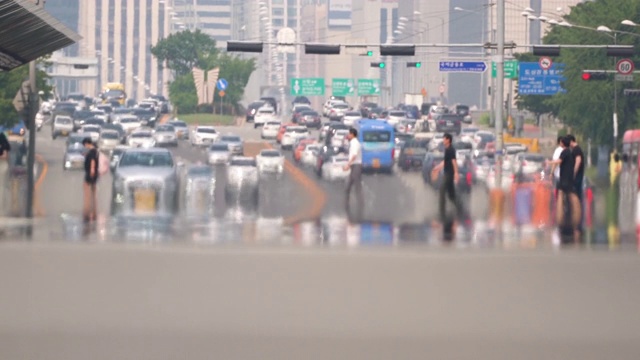 在夏季热浪中，首尔市民过马路时伴有热雾霾视频下载