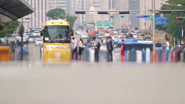 在夏季热浪中，首尔市民过马路时伴有热雾霾视频下载
