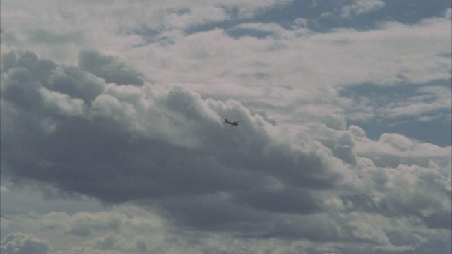 小单引擎飞机上仰角，飞机在多云的天空中飞行。视频下载