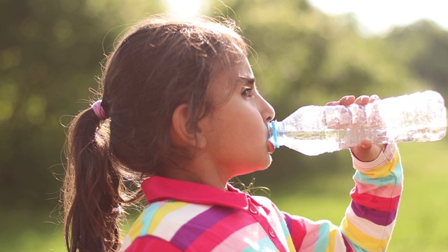 小女孩用水瓶喝水视频素材