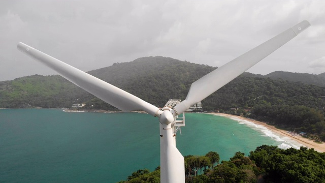 在泰国普吉岛的风力涡轮机上飞行视频素材